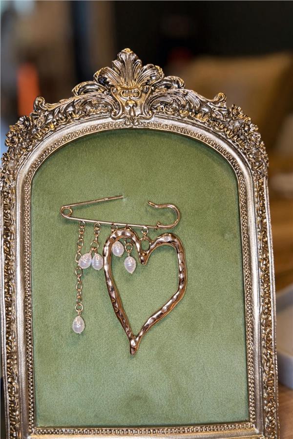 Madison İnci Detaylı Kalp Figürlü Altın Renk Zarif Broş